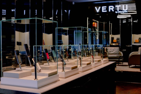 Giới thượng lưu Việt Nam dần chuyển đổi sang dùng Vertu trang bị sóng 4G/5G Giới thượng lưu Việt Nam dần chuyển đổi sang dùng Vertu trang bị sóng 4G/5G