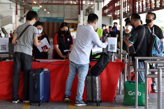 Đồng ringgit mất giá, lao động Malaysia ở Singapore hưởng lợi