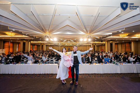 Đón đầu xu thế kinh doanh online đa nền tảng cùng các chuyên gia nổi tiếng Đón đầu xu thế kinh doanh online đa nền tảng cùng các chuyên gia nổi tiếng