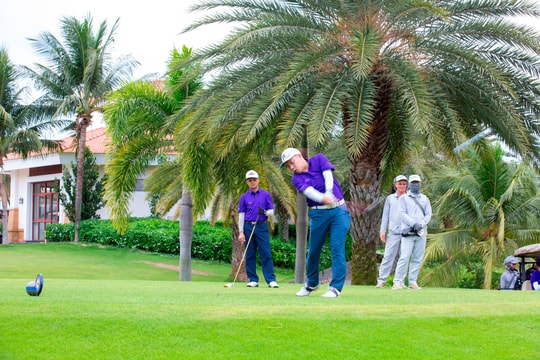 Dù trời nắng nóng, các golfer vẫn hào hứng, thi đấu hết mình Dù trời nắng nóng, các golfer vẫn hào hứng, thi đấu hết mình