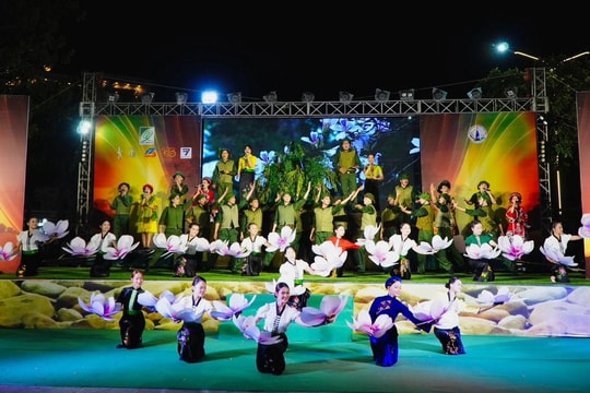 Người dân Đất thép Củ Chi mãn nhãn với “Bản hùng ca Điện Biên”