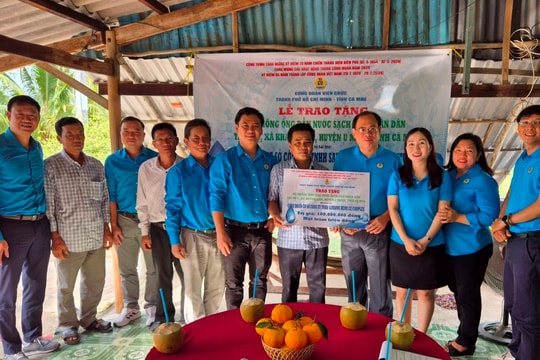 Trao tặng hệ thống đường ống dẫn nước ngọt cho người dân Cà Mau
