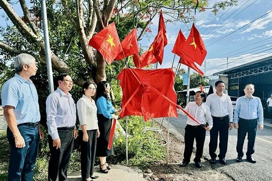 Chương trình “Tự hào cờ Tổ quốc” đạt mốc trao tặng 2 triệu lá cờ