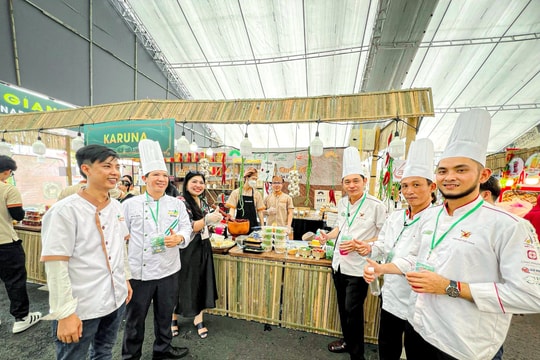 Nhiều du khách ghé thăm gian trưng bày của Hoa Tuệ Tâm