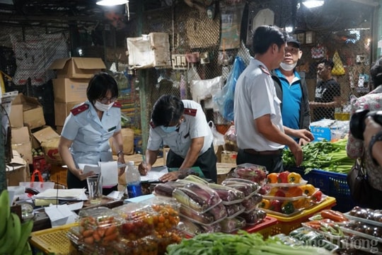 Tăng cường kiểm tra điểm buôn bán tự phát tại TP.HCM Tăng cường kiểm tra điểm buôn bán tự phát tại TP.HCM