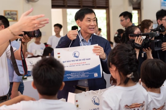 Ông Johnathan Hạnh Nguyễn trao tặng 1 tỷ đồng cho Quỹ Bảo trợ trẻ em Việt Nam Ông Johnathan Hạnh Nguyễn trao tặng 1 tỷ đồng cho Quỹ Bảo trợ trẻ em Việt Nam