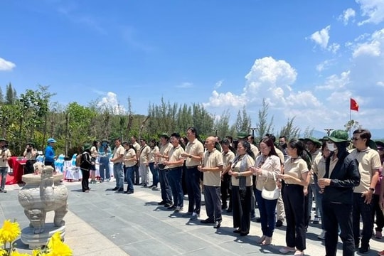 Đoàn đại biểu Công đoàn Viên chức TP.HCM dâng hương, dâng hoa tưởng niệm các liệt sĩ tại Gạc Ma Đoàn đại biểu Công đoàn Viên chức TP.HCM dâng hương, dâng hoa tưởng niệm các liệt sĩ tại Gạc Ma