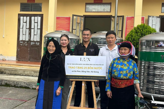 LuxGroup tặng bồn chứa nước cho người dân Hà Giang LuxGroup tặng bồn chứa nước cho người dân Hà Giang
