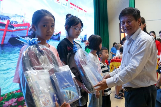 "Cùng ngư dân thắp sáng đèn trên biển" đã đến Quảng Ngãi "Cùng ngư dân thắp sáng đèn trên biển" đã đến Quảng Ngãi