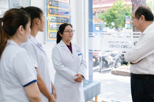 Tuyên dương bác sĩ cấp cứu thành công một phụ nữ sốc phản vệ tại nhà thuốc Tuyên dương bác sĩ cấp cứu thành công một phụ nữ sốc phản vệ tại nhà thuốc