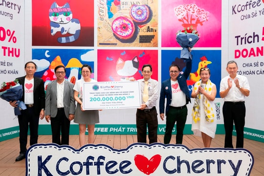 Ngày đầu tiên ra mắt, K Coffee Phúc Sinh đã bán hơn 5.000 chiếc túi đóng góp Quỹ thiện nguyện “K Coffee & Cherry chia sẻ yêu thương” Ngày đầu tiên ra mắt, K Coffee Phúc Sinh đã bán hơn 5.000 chiếc túi đóng góp Quỹ thiện nguyện “K Coffee & Cherry chia sẻ yêu thương”