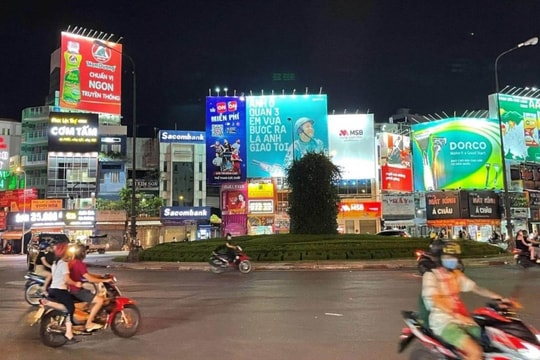 TP.HCM xử lý, tháo dỡ các bảng quảng cáo, màn hình điện tử không đúng quy định TP.HCM xử lý, tháo dỡ các bảng quảng cáo, màn hình điện tử không đúng quy định