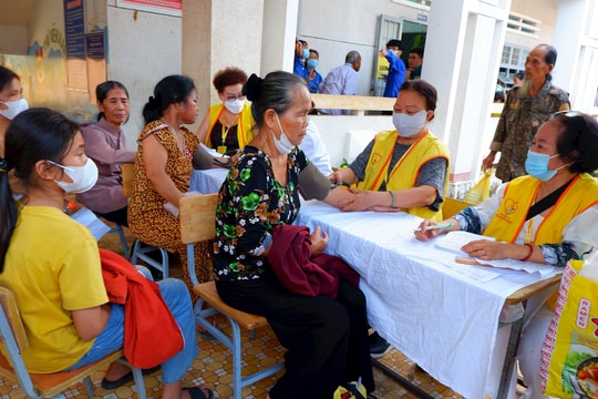 Hơn 423 triệu đồng khám bệnh, phát thuốc, tặng quà cho bà con ở huyện Tánh Linh