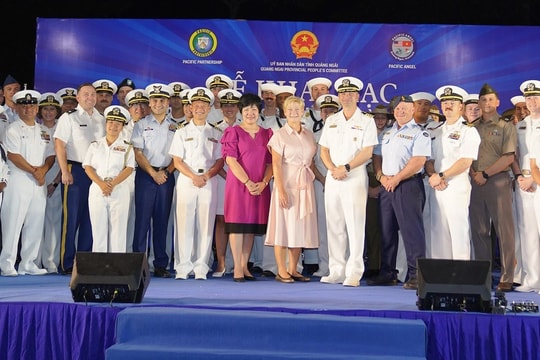 Tàu USNS City of Bismarck của Hoa Kỳ đến Quảng Ngãi