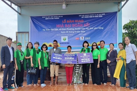 Trao tặng nhà đại đoàn kết và 200 phần quà cho đồng bào dân tộc thiểu số