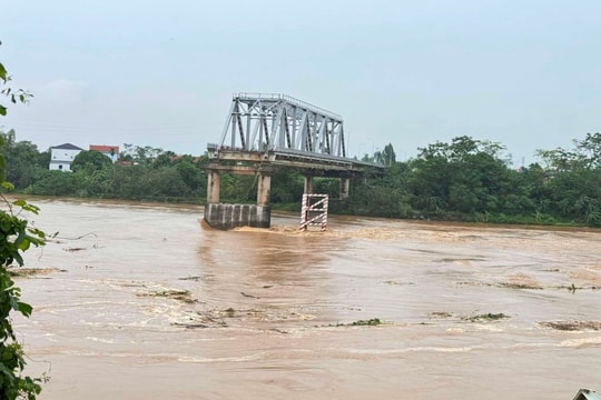 Đề xuất xây cầu Phong Châu mới sau sự cố cầu bị sập Đề xuất xây cầu Phong Châu mới sau sự cố cầu bị sập