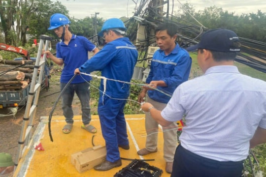 Khôi phục hệ thống thông tin liên lạc sau bão số 3 Khôi phục hệ thống thông tin liên lạc sau bão số 3