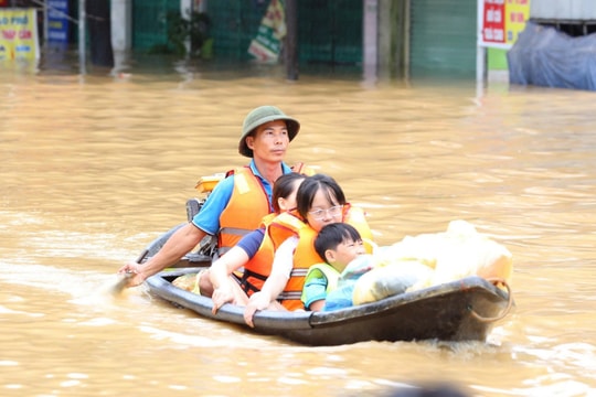 Tạp chí Doanh Nhân Sài Gòn phát động chương trình "Cùng tiếp sức học sinh đến trường sau bão số 3” Tạp chí Doanh Nhân Sài Gòn phát động chương trình "Cùng tiếp sức học sinh đến trường sau bão số 3”
