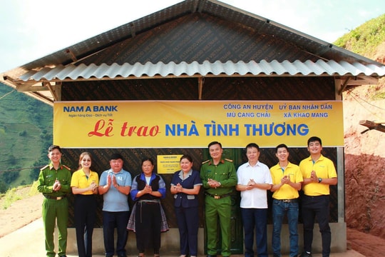 Nam A Bank chung tay cùng đồng bào vùng bão lũ Nam A Bank chung tay cùng đồng bào vùng bão lũ