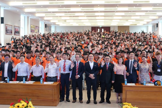 Sinh viên HUTECH học kinh nghiệm khởi nghiệp từ Shark Louis Nguyễn Sinh viên HUTECH học kinh nghiệm khởi nghiệp từ Shark Louis Nguyễn