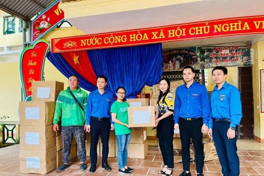 Grab Việt Nam trao tặng 1.500 phần quà hỗ trợ cho các em học sinh bị ảnh hưởng bởi bão lũ miền Bắc Grab Việt Nam trao tặng 1.500 phần quà hỗ trợ cho các em học sinh bị ảnh hưởng bởi bão lũ miền Bắc