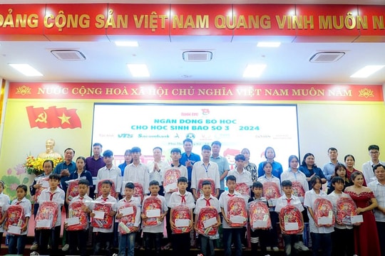 Hơn 12,7 tỷ đồng do nhân viên Sacombank ủng hộ giúp đồng bào vượt thiên tai Hơn 12,7 tỷ đồng do nhân viên Sacombank ủng hộ giúp đồng bào vượt thiên tai
