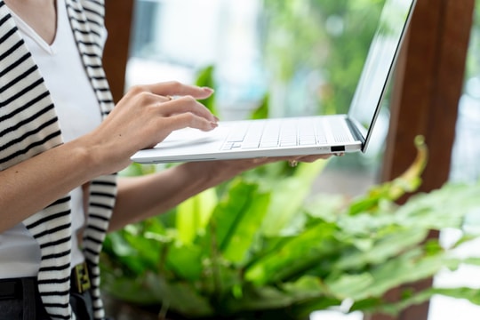 Asus Zenbook S14 - Laptop mỏng nhẹ với sức mạnh AI đỉnh cao Asus Zenbook S14 - Laptop mỏng nhẹ với sức mạnh AI đỉnh cao