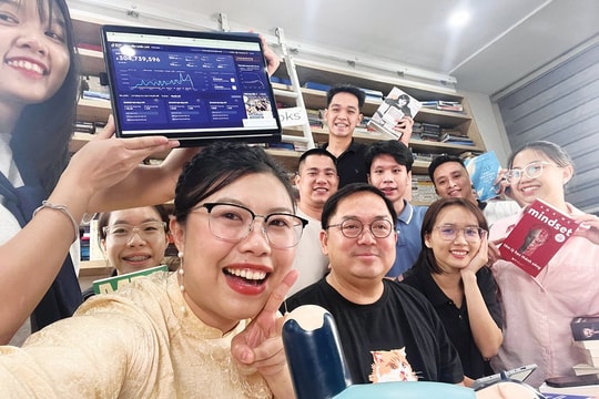 Doanh nhân nổi tiếng làm livestream bán sách Doanh nhân nổi tiếng làm livestream bán sách