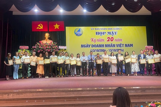 Quận 4: Khen thưởng 37 tổ chức và 23 cá nhân tiêu biểu nhân Ngày Doanh nhân Việt Nam Quận 4: Khen thưởng 37 tổ chức và 23 cá nhân tiêu biểu nhân Ngày Doanh nhân Việt Nam