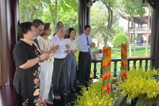 Doanh nhân TP.HCM dâng hương cố Thủ tướng Phan Văn Khải và trao 100 suất học bổng cho trẻ em huyện Củ Chi