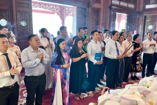 Doanh nhân TP.HCM dâng hương tưởng nhớ cố Thủ tướng Phan Văn Khải nhân kỷ niệm 20 năm Ngày Doanh nhân Việt Nam Doanh nhân TP.HCM dâng hương tưởng nhớ cố Thủ tướng Phan Văn Khải nhân kỷ niệm 20 năm Ngày Doanh nhân Việt Nam