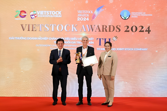 TH nhận Giải thưởng Doanh nghiệp chăn nuôi xuất sắc phát triển kinh tế tuần hoàn