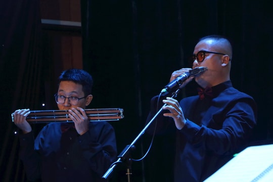 Độc đáo dàn nhạc harmonica trong đêm "Gặp gỡ tháng 10" của Tạp chí Doanh Nhân Sài Gòn Độc đáo dàn nhạc harmonica trong đêm "Gặp gỡ tháng 10" của Tạp chí Doanh Nhân Sài Gòn