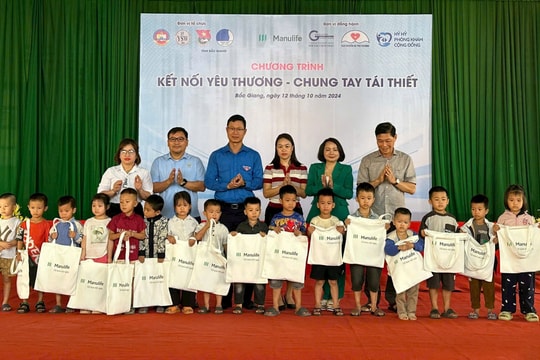 Manulife trao quà hỗ trợ cuộc sống bà con vùng cao sau thiên tai Manulife trao quà hỗ trợ cuộc sống bà con vùng cao sau thiên tai