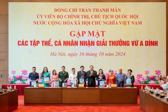 Ông Johnathan Hạnh Nguyễn nhận Giải thưởng Vừ A Dính Ông Johnathan Hạnh Nguyễn nhận Giải thưởng Vừ A Dính