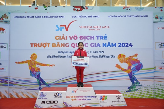 FPT Shop trao thưởng nóng cho vận động viên trượt băng nhí Nguyễn Hoàng Bảo Chi FPT Shop trao thưởng nóng cho vận động viên trượt băng nhí Nguyễn Hoàng Bảo Chi