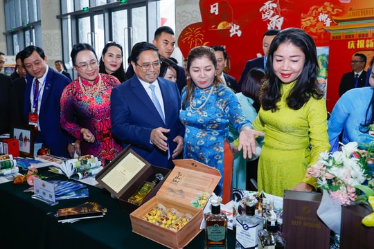 Thủ tướng Phạm Minh Chính kết nối cộng đồng người Việt tại Vân Nam Thủ tướng Phạm Minh Chính kết nối cộng đồng người Việt tại Vân Nam