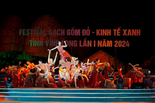 Ấn tượng với chương trình nghệ thuật quy mô 200 diễn viên tại Festival Gạch gốm đỏ - Kinh tế Xanh 2024 Ấn tượng với chương trình nghệ thuật quy mô 200 diễn viên tại Festival Gạch gốm đỏ - Kinh tế Xanh 2024