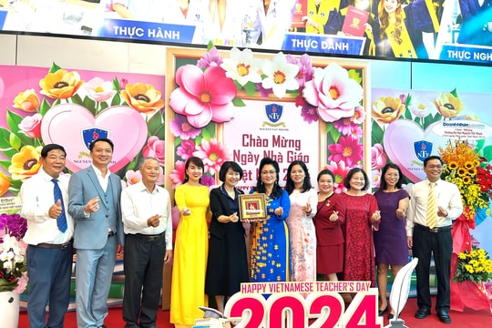 Câu lạc bộ Doanh nhân Sài Gòn thăm và chúc mừng các trường đại học nhân kỷ niệm Ngày Nhà giáo Việt Nam Câu lạc bộ Doanh nhân Sài Gòn thăm và chúc mừng các trường đại học nhân kỷ niệm Ngày Nhà giáo Việt Nam