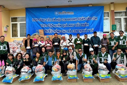 Thăm và tặng quà đồng bào dân tộc thiểu số tại Lào Cai