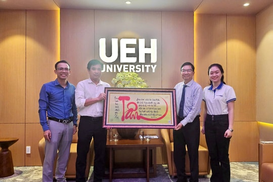 Doanh Nhân Sài Gòn thăm và chúc mừng Đại học Kinh tế TP.HCM nhân Ngày Nhà giáo Việt Nam