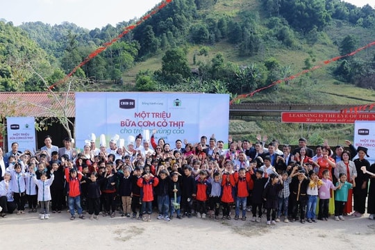 Chin-Su mang cơm có thịt lên vùng cao tiếp sức học trò, tiếp lửa thầy cô nhân dịp 20/11 Chin-Su mang cơm có thịt lên vùng cao tiếp sức học trò, tiếp lửa thầy cô nhân dịp 20/11