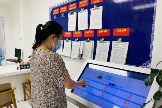 Người dân TP.HCM được "chấm điểm" cán bộ, công chức khi làm dịch vụ công trực tuyến Người dân TP.HCM được "chấm điểm" cán bộ, công chức khi làm dịch vụ công trực tuyến