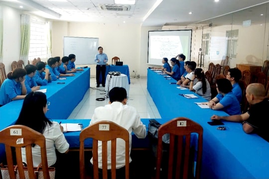 Tập huấn cán bộ công đoàn về thực hiện dân chủ ở cơ sở và thương lượng, ký kết thỏa ước lao động tập thể Tập huấn cán bộ công đoàn về thực hiện dân chủ ở cơ sở và thương lượng, ký kết thỏa ước lao động tập thể