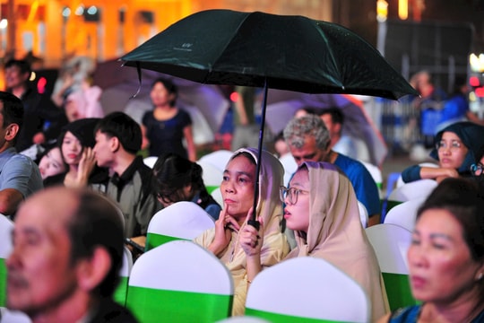 Nha Trang: Người dân đội mưa dự khai mạc Lễ hội golf Việt Nam