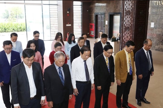 CLB Doanh nhân Sài Gòn dâng hương Chủ tịch Tôn Đức Thắng CLB Doanh nhân Sài Gòn dâng hương Chủ tịch Tôn Đức Thắng