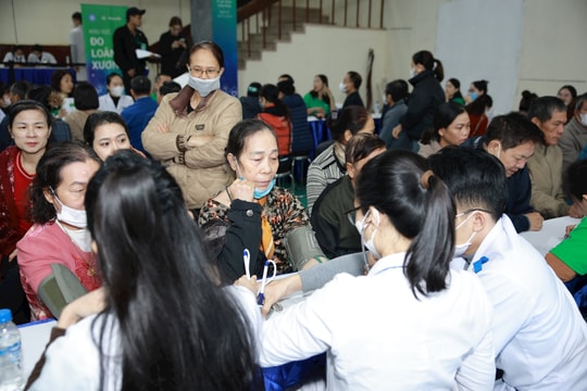 Khám bệnh miễn phí cho hơn 2.000 người dân Đà Nẵng, Nghệ An Khám bệnh miễn phí cho hơn 2.000 người dân Đà Nẵng, Nghệ An