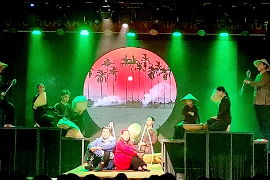 Gần 2.000 cán bộ, giáo viên, học sinh xem vở diễn “Câu hò đất mẹ” Gần 2.000 cán bộ, giáo viên, học sinh xem vở diễn “Câu hò đất mẹ”