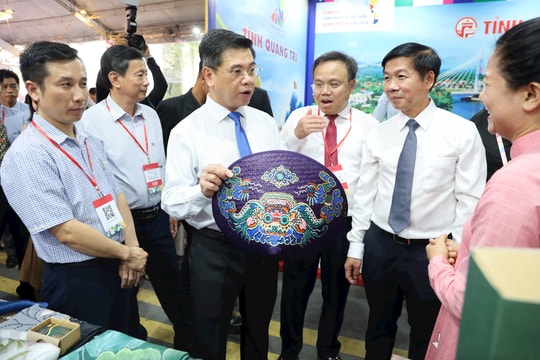 "Tinh hoa làng nghề và đặc sản vùng miền năm 2024": Khám phá và kết nối giá trị Việt "Tinh hoa làng nghề và đặc sản vùng miền năm 2024": Khám phá và kết nối giá trị Việt