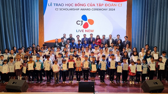 CJ trao tặng học bổng cho 100 học sinh, sinh viên tỉnh Lâm Đồng CJ trao tặng học bổng cho 100 học sinh, sinh viên tỉnh Lâm Đồng